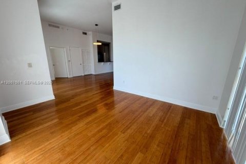 Condominio en alquiler en Miami, Florida, 3 dormitorios, 158.4 m2 № 2071506 - foto 3