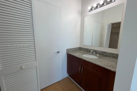 Condominio en alquiler en Miami, Florida, 3 dormitorios, 158.4 m2 № 2071506 - foto 16