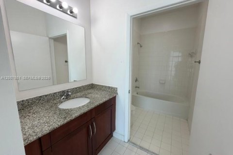 Condominio en alquiler en Miami, Florida, 3 dormitorios, 158.4 m2 № 2071506 - foto 19