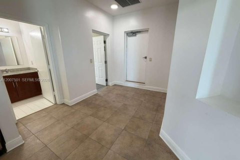 Condominio en alquiler en Miami, Florida, 3 dormitorios, 158.4 m2 № 2071506 - foto 11