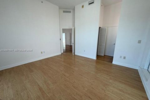 Condominio en alquiler en Miami, Florida, 3 dormitorios, 158.4 m2 № 2071506 - foto 6