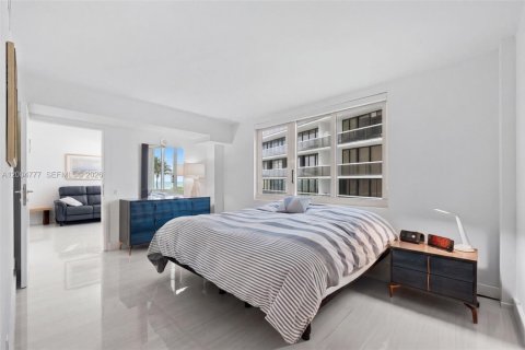 Condo in Surfside, Florida, 2 bedrooms  № 2069626 - photo 10