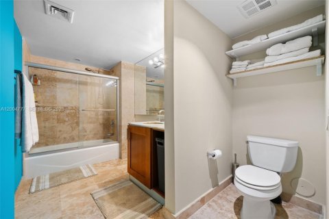 Condo in Surfside, Florida, 2 bedrooms  № 2069626 - photo 13