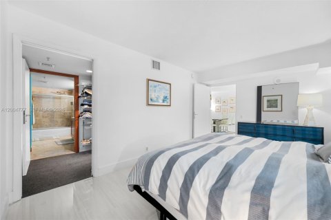 Condo in Surfside, Florida, 2 bedrooms  № 2069626 - photo 11