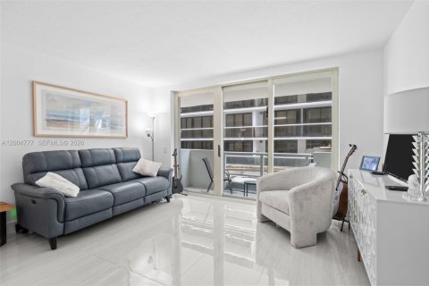 Condo in Surfside, Florida, 2 bedrooms  № 2069626 - photo 8