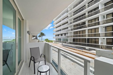 Condo in Surfside, Florida, 2 bedrooms  № 2069626 - photo 20