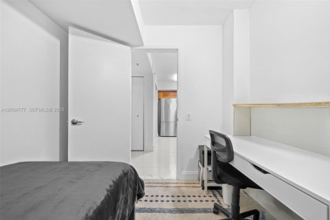 Condo in Surfside, Florida, 2 bedrooms  № 2069626 - photo 16