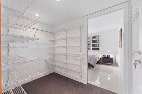 Condo in Surfside, Florida, 2 bedrooms  № 2069626 - photo 12