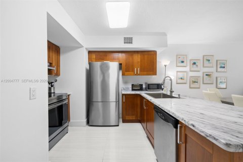 Condo in Surfside, Florida, 2 bedrooms  № 2069626 - photo 3