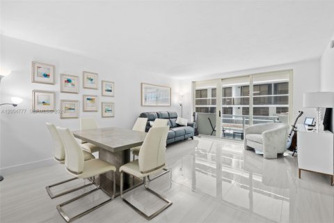 Condo in Surfside, Florida, 2 bedrooms  № 2069626 - photo 6