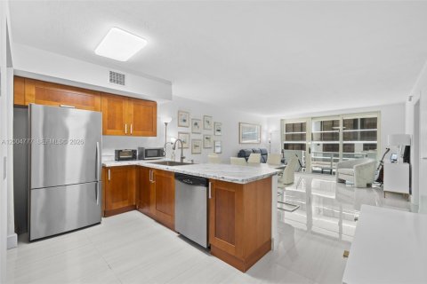 Condo in Surfside, Florida, 2 bedrooms  № 2069626