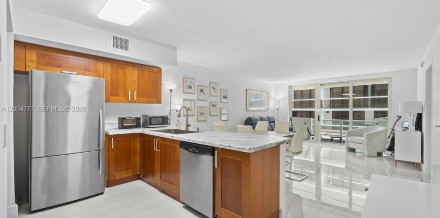 Condo in Surfside, Florida, 2 bedrooms  № 2069626