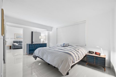 Condo in Surfside, Florida, 2 bedrooms  № 2069626 - photo 9