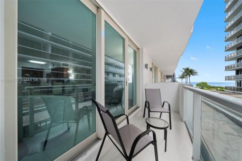 Condo in Surfside, Florida, 2 bedrooms  № 2069626 - photo 2