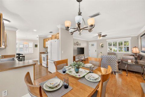 House in The Villages, Florida 2 bedrooms, 122.54 sq.m. № 2308913 - photo 12