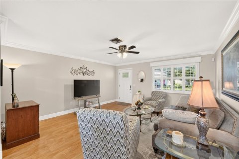 House in The Villages, Florida 2 bedrooms, 122.54 sq.m. № 2308913 - photo 9