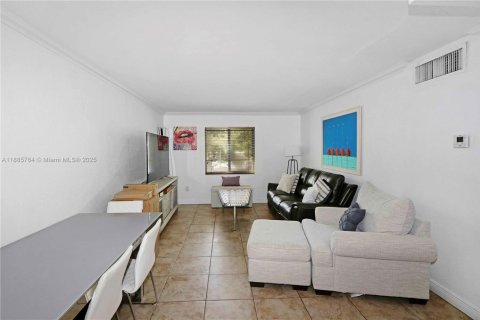 Купить кондоминиум в Пайнкрест, Флорида 2 спальни, 74.79м2, № 2012857 - фото 8