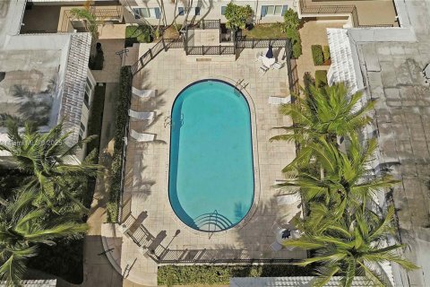 Купить кондоминиум в Пайнкрест, Флорида 2 спальни, 74.79м2, № 2012857 - фото 2