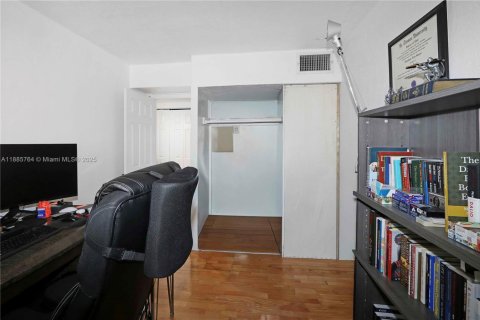 Купить кондоминиум в Пайнкрест, Флорида 2 спальни, 74.79м2, № 2012857 - фото 18