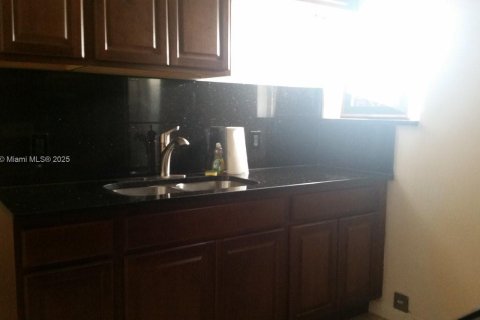 House in Hollywood, Florida 1 bedroom, 188.41 sq.m. № 2013101 - photo 8