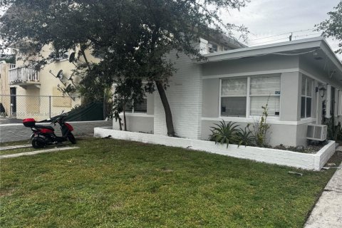 House in Hollywood, Florida 1 bedroom, 188.41 sq.m. № 2013101 - photo 12