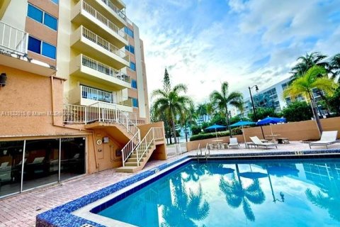 Condo in Sunny Isles Beach, Florida, 1 bedroom  № 1812014 - photo 3