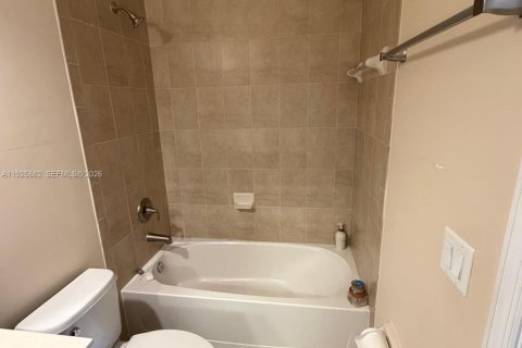 Купить таунхаус в Дорал, Флорида 4 спальни, 165.64м2, № 1988072 - фото 10