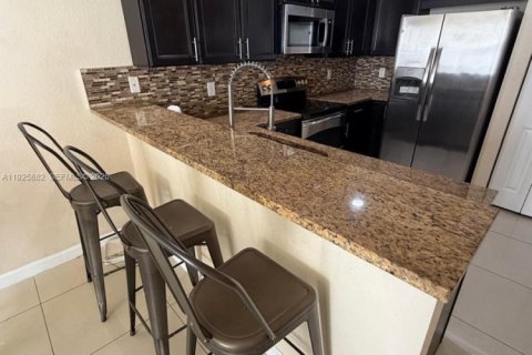 Touwnhouse à vendre à Doral, Floride: 4 chambres, 165.64 m2 № 1988072 - photo 2