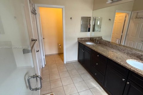 Купить таунхаус в Дорал, Флорида 4 спальни, 165.64м2, № 1988072 - фото 12