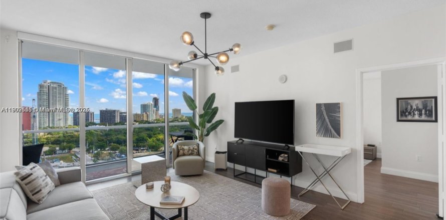 Кондоминиум с 2 спальнями в Майами, Флорида № 1953032