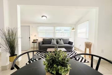 Casa en Miami, Florida 3 dormitorios, 77.11 m2 № 2047176