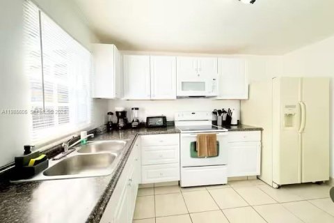 Casa en venta en Miami, Florida, 3 dormitorios, 77.11 m2 № 2047176 - foto 12