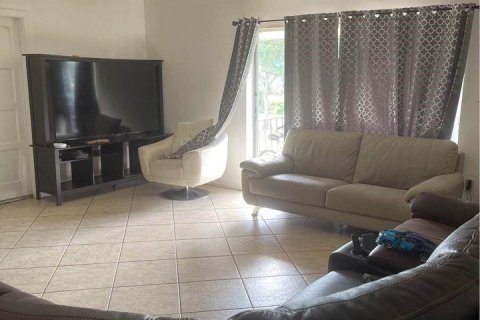 Condo in Coral Springs, Florida, 2 bedrooms  № 1100402 - photo 1