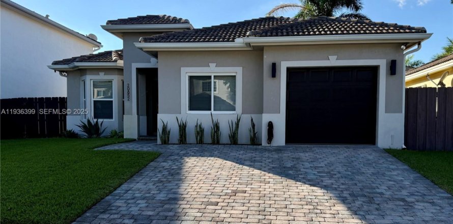 House in Cutler Bay, Florida 3 bedrooms, 127.18 sq.m. № 1994453