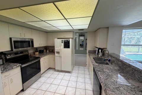 House in Wellington, Florida 3 bedrooms, 160.54 sq.m. № 2401250 - photo 15