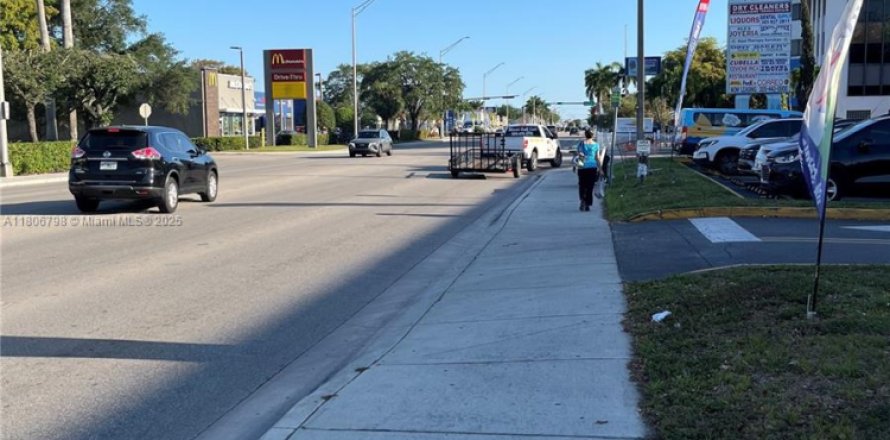 Propiedad comercial en Hialeah, Florida № 1864671