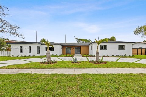 Купить виллу или дом в Майами, Флорида 5 спален, 303.51м2, № 2047482 - фото 2