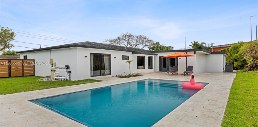 Дом в Майами, Флорида 5 спален, 303.51м2 № 2047482