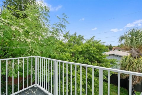 Commercial property in Pompano Beach, Florida 262.91 sq.m. № 1893345 - photo 12