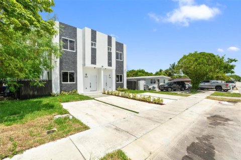 Commercial property in Pompano Beach, Florida 262.91 sq.m. № 1893345 - photo 3