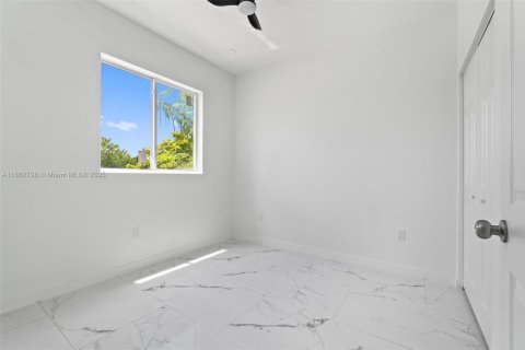Commercial property in Pompano Beach, Florida 262.91 sq.m. № 1893345 - photo 16