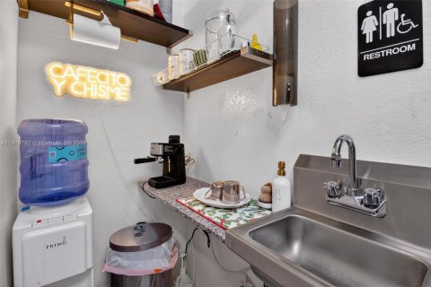 Commercial property in Miami, Florida № 1972710 - photo 12