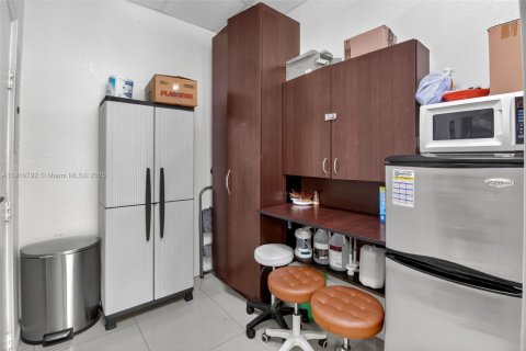 Commercial property in Miami, Florida № 1972710 - photo 11