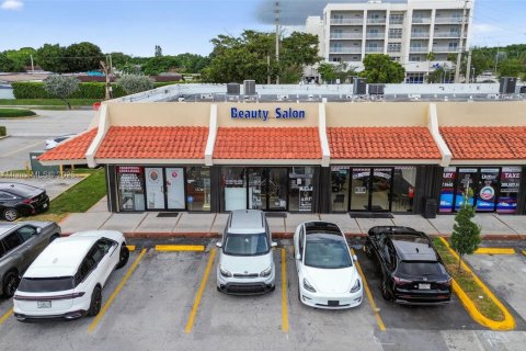 Commercial property in Miami, Florida № 1972710 - photo 16