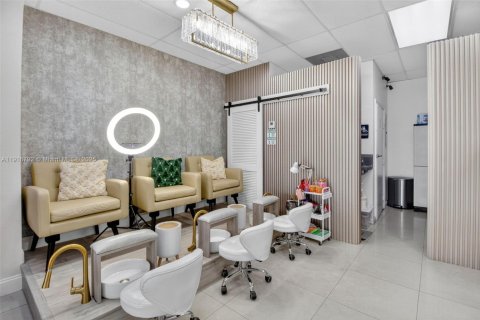 Commercial property in Miami, Florida № 1972710 - photo 9