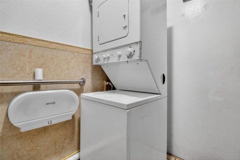 Commercial property in Miami, Florida № 1972710 - photo 15