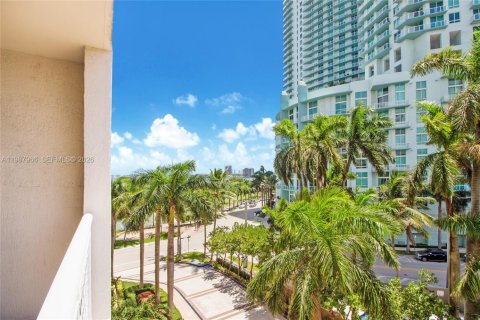Condo in Miami, Florida, 1 bedroom № 2255266 - photo 2