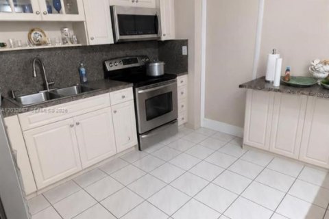 House in Hialeah, Florida 4 bedrooms, 117.71 sq.m. № 2087314 - photo 5