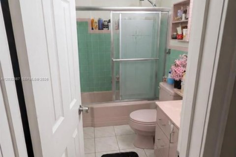 House in Hialeah, Florida 4 bedrooms, 117.71 sq.m. № 2087314 - photo 6