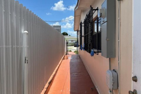 House in Hialeah, Florida 4 bedrooms, 117.71 sq.m. № 2087314 - photo 9